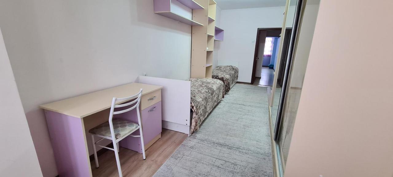 Flat In Central Bisjkek Buitenkant foto